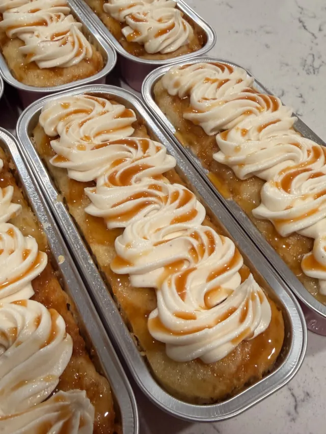Frosted dessert loaves with caramel
